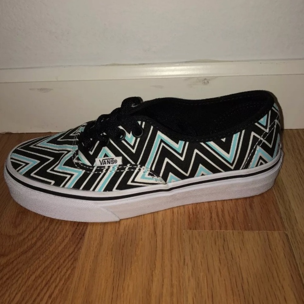 Vans blue black white chevron sneakers sz 5.5W new